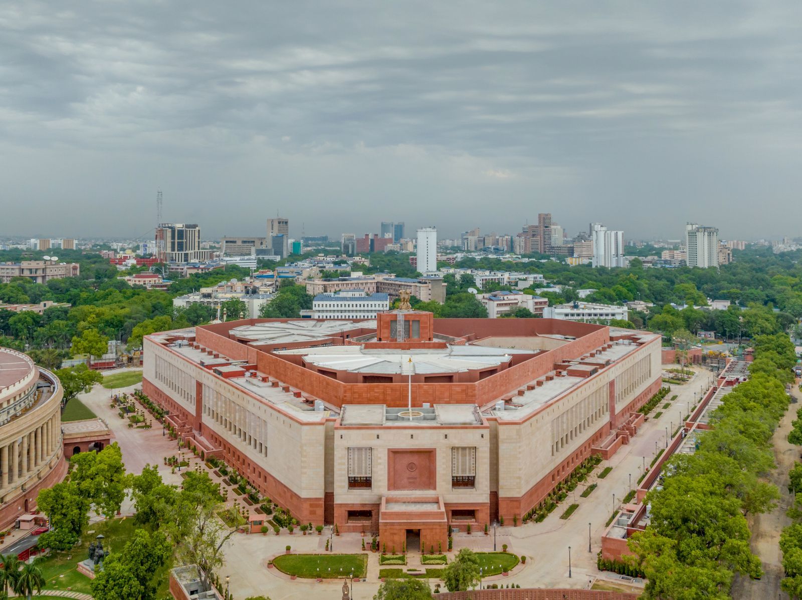 भारतीय राजनीति में नए गठबंधनों और संसद के आगामी सत्र की हलचल तेज, जानें क्या है पूरा मामला व इसके पीछे की वजह
