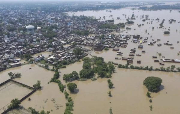 देशभर में मानसून का भारी तांडव: उत्तर प्रदेश में रेड अलर्ट जारी; जानें क्या है बाढ़ का खतरा और प्रशासन की तैयारी