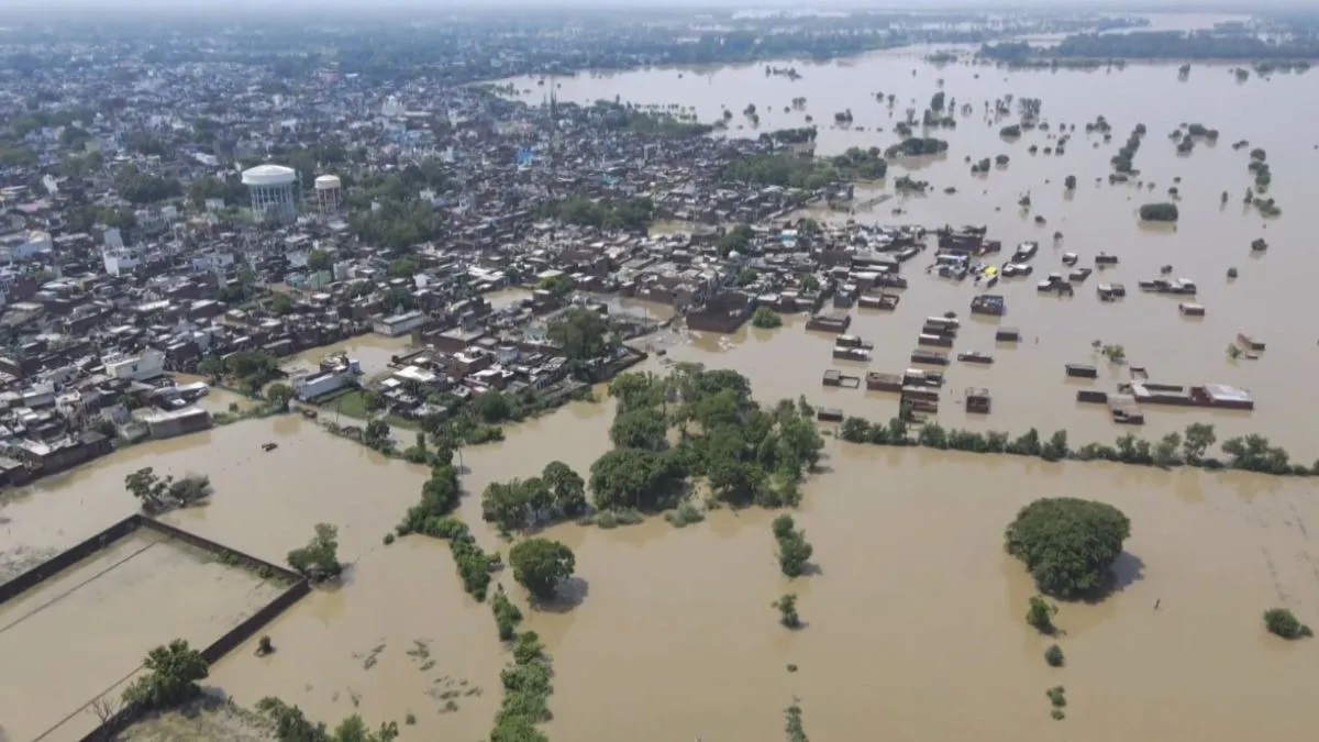 देशभर में मानसून का भारी तांडव: उत्तर प्रदेश में रेड अलर्ट जारी; जानें क्या है बाढ़ का खतरा और प्रशासन की तैयारी