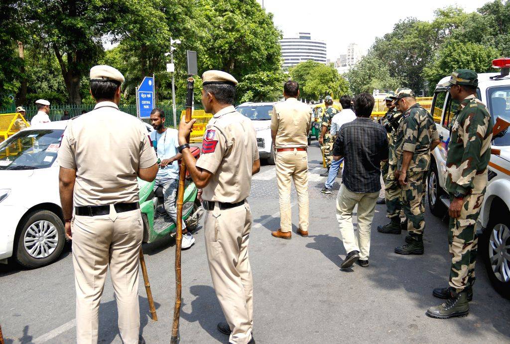 कनॉट प्लेस में तिरंगा फहराने के एलान के बाद दिल्ली पुलिस ने लिए कई कड़े फ़ैसले, सुरक्षा व्यवस्था चाक-चौबंद