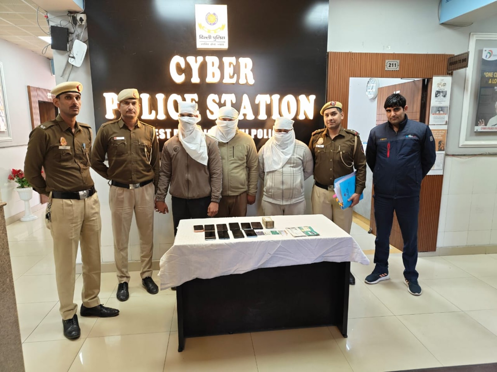 AI से बनाया ADCP विवेक भगत का फर्जी पोस्टर, दिल्ली पुलिस ने आरोपी को दबोचा; जानें पूरा मामला व तकनीकी जांच