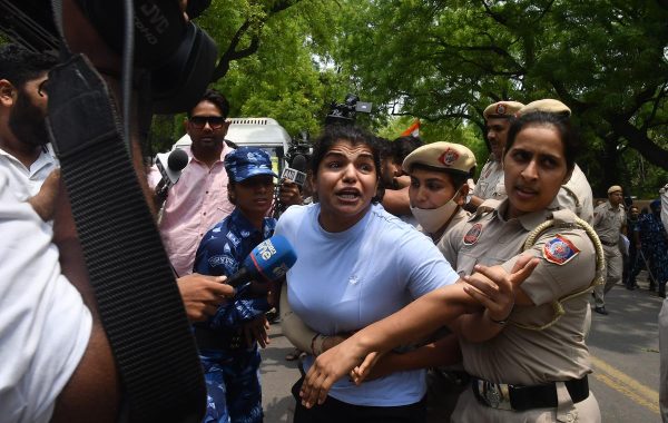 दिल्ली पुलिस पर यौन हमले का गंभीर आरोप: सड़कों पर उतरीं महिलाओं ने खोले राज, जानें क्या है पूरा मामला व इसके पीछे की वजह