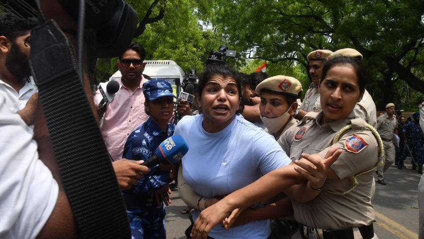 दिल्ली पुलिस पर यौन हमले का गंभीर आरोप: सड़कों पर उतरीं महिलाओं ने खोले राज, जानें क्या है पूरा मामला व इसके पीछे की वजह