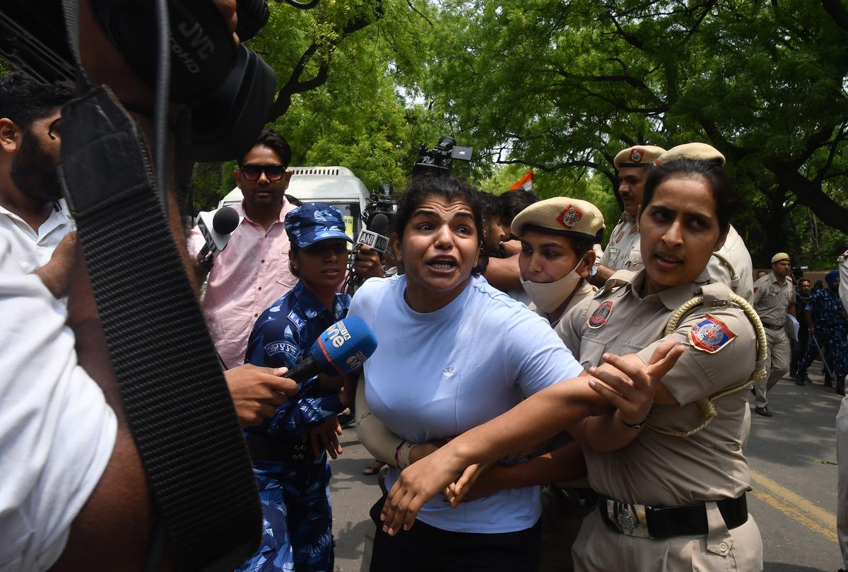 दिल्ली पुलिस पर यौन हमले का गंभीर आरोप: सड़कों पर उतरीं महिलाओं ने खोले राज, जानें क्या है पूरा मामला व इसके पीछे की वजह