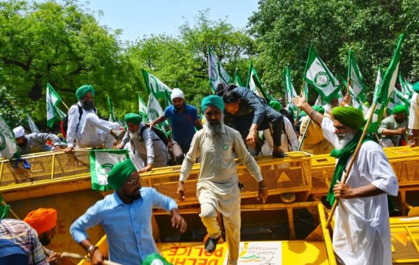 जंतर-मंतर पर तनाव: दिल्ली पुलिस ने सड़कों पर ठोंकीं कीलें, CJP का शीर्ष नेतृत्व हिरासत में; जानें पूरा मामला