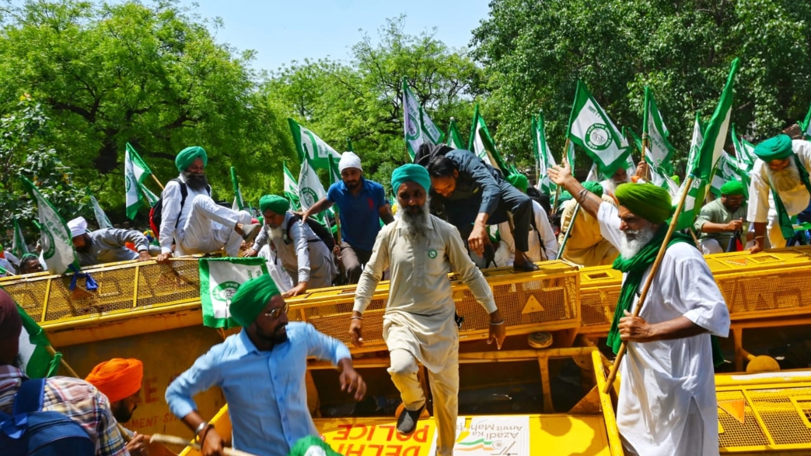 जंतर-मंतर पर तनाव: दिल्ली पुलिस ने सड़कों पर ठोंकीं कीलें, CJP का शीर्ष नेतृत्व हिरासत में; जानें पूरा मामला