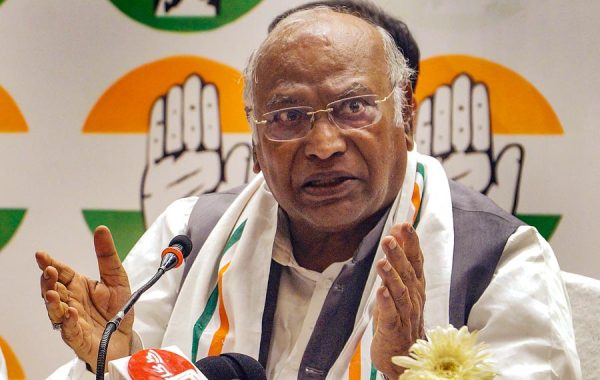 मल्लिकार्जुन खरगे का विवादित बयान: पीएम मोदी के पिता पर की टिप्पणी, जानिए क्या है पूरा मामला व इसके पीछे की वजह