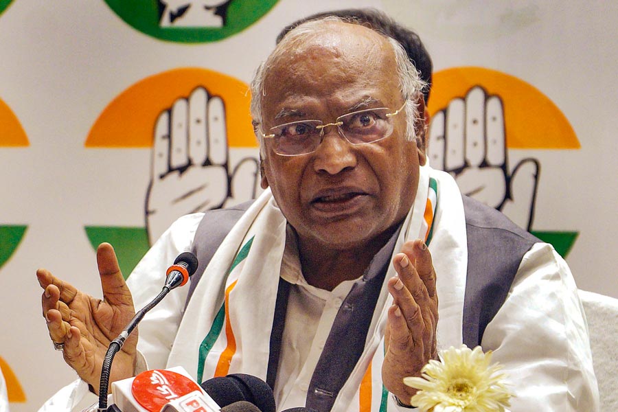 मल्लिकार्जुन खरगे का विवादित बयान: पीएम मोदी के पिता पर की टिप्पणी, जानिए क्या है पूरा मामला व इसके पीछे की वजह