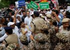 राहुल गांधी ने दिल्ली पुलिस को खूब छकाया, सड़क पर बैठे, बैरिकेड पर चढ़े फिर आकाशवाणी भवन में घुसे; जानें पूरा घटनाक्रम