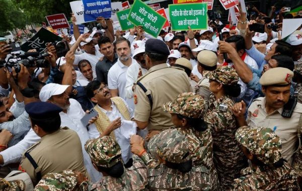 राहुल गांधी ने दिल्ली पुलिस को खूब छकाया, सड़क पर बैठे, बैरिकेड पर चढ़े फिर आकाशवाणी भवन में घुसे; जानें पूरा घटनाक्रम