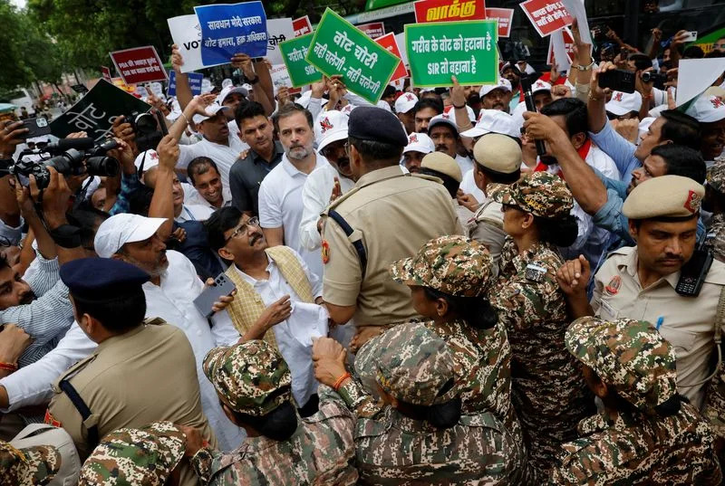 राहुल गांधी ने दिल्ली पुलिस को खूब छकाया, सड़क पर बैठे, बैरिकेड पर चढ़े फिर आकाशवाणी भवन में घुसे; जानें पूरा घटनाक्रम