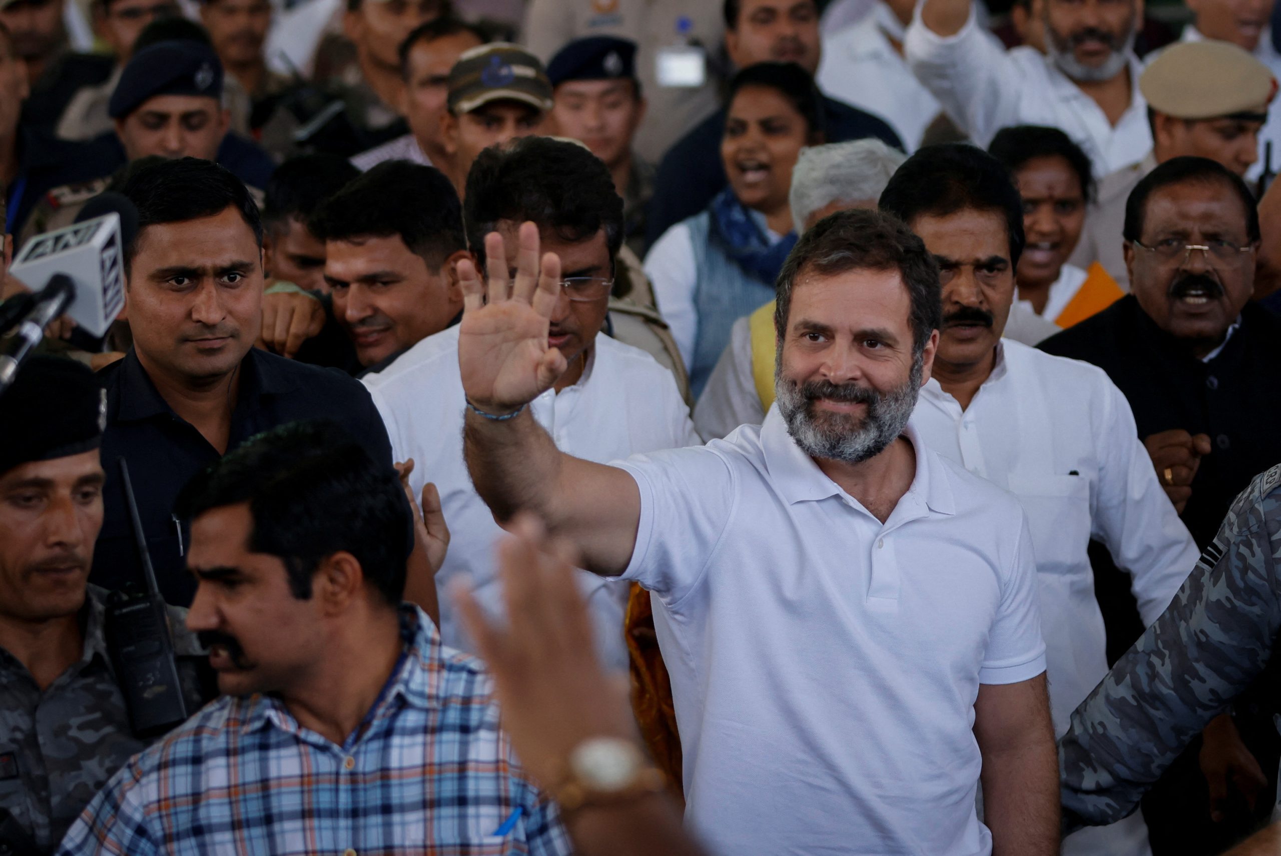 राहुल गांधी विपक्षी नेताओं के साथ सुप्रीम कोर्ट पहुंचे, ‘वोट चोरी’ और चुनावी निष्पक्षता पर दाखिल की संयुक्त याचिका; जानें पूरा मामला