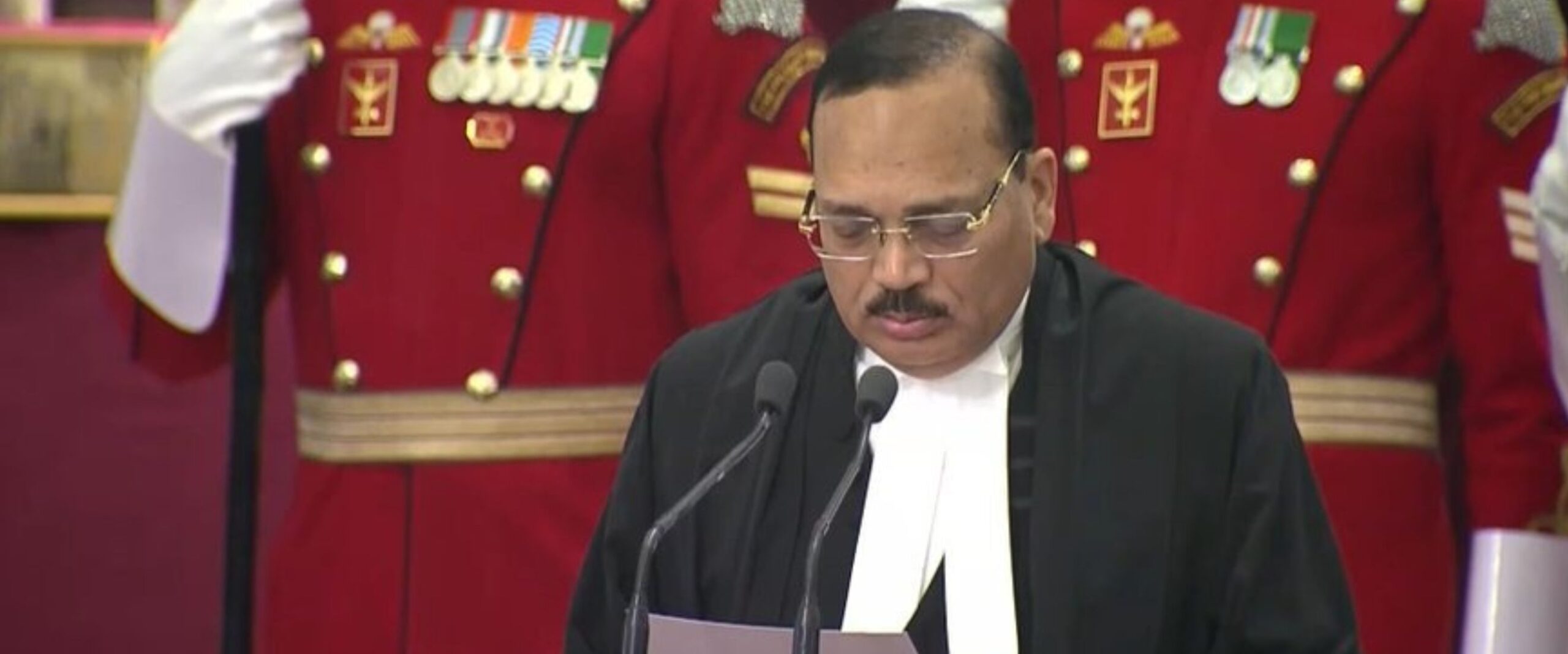 दिल्ली मेट्रो स्टेशन बंद होने पर CJI सूर्यकांत ने जताई गंभीर चिंता, कपिल सिब्बल बोले- मेरे देश में क्या हो रहा है?