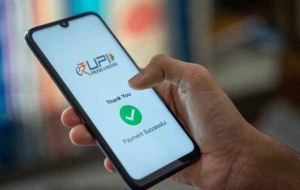 UPI पर दिवाली तक चार्ज टला: ₹2000 से ज्यादा के लेनदेन पर 15 अक्टूबर से 0.4% फीस लगने की खबर पर बड़ा अपडेट, जानें क्या है पूरा सच